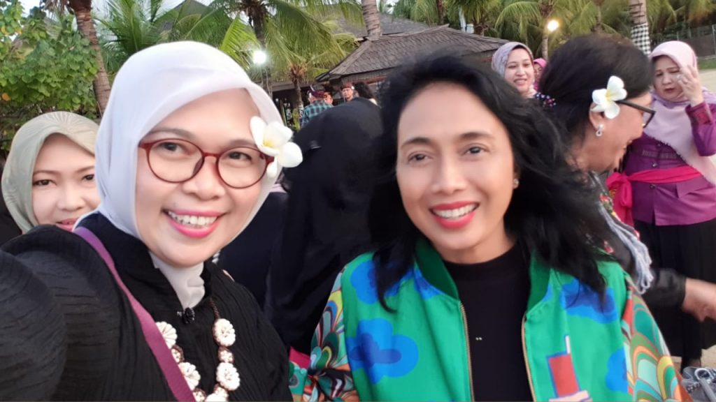 Bersama Ibu Bintang Menteri Pemberdayaan Perempuan dan Perlindungan Anak RI sebelum acara