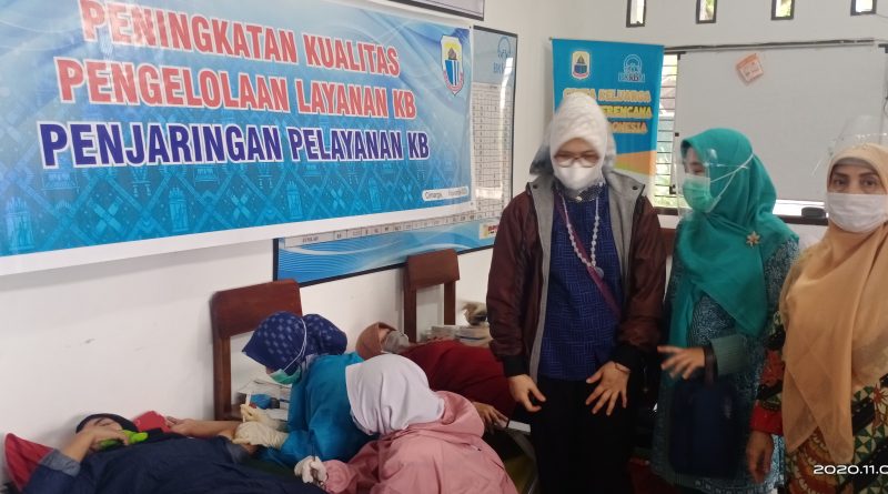 DP3AKKB Banten Fasilitasi Pemasangan Alat Kontrasepsi Ibu-Ibu RT di Cimarga